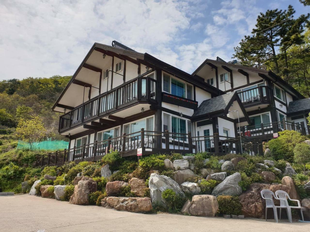 Tongyeong Yehyang Pension Екстериор снимка